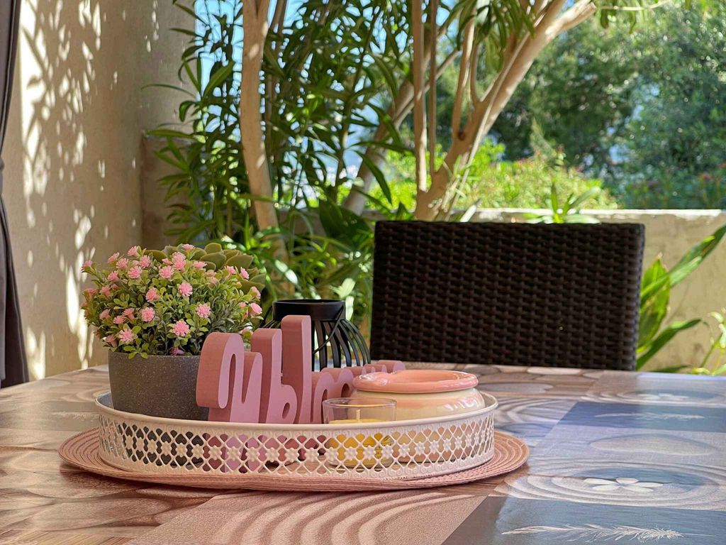 Ferienwohnung mit gemütlicher Terrasse nur 20 Meter vom Meer