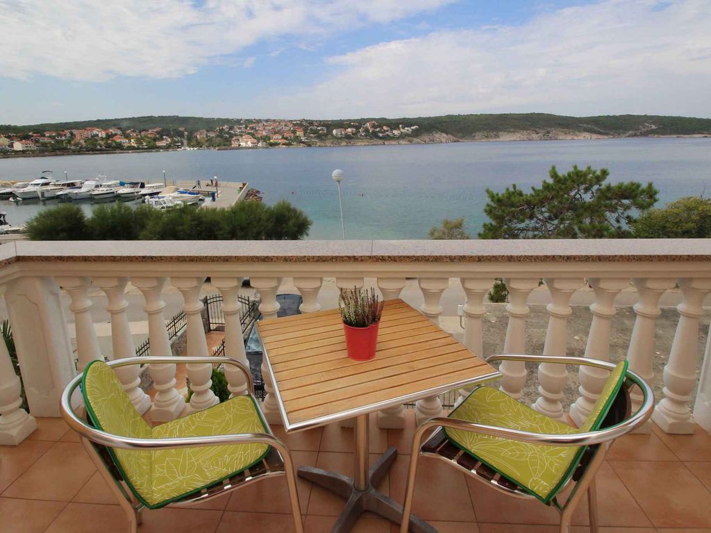 Ferienwohnung am Wasser mit Balkon