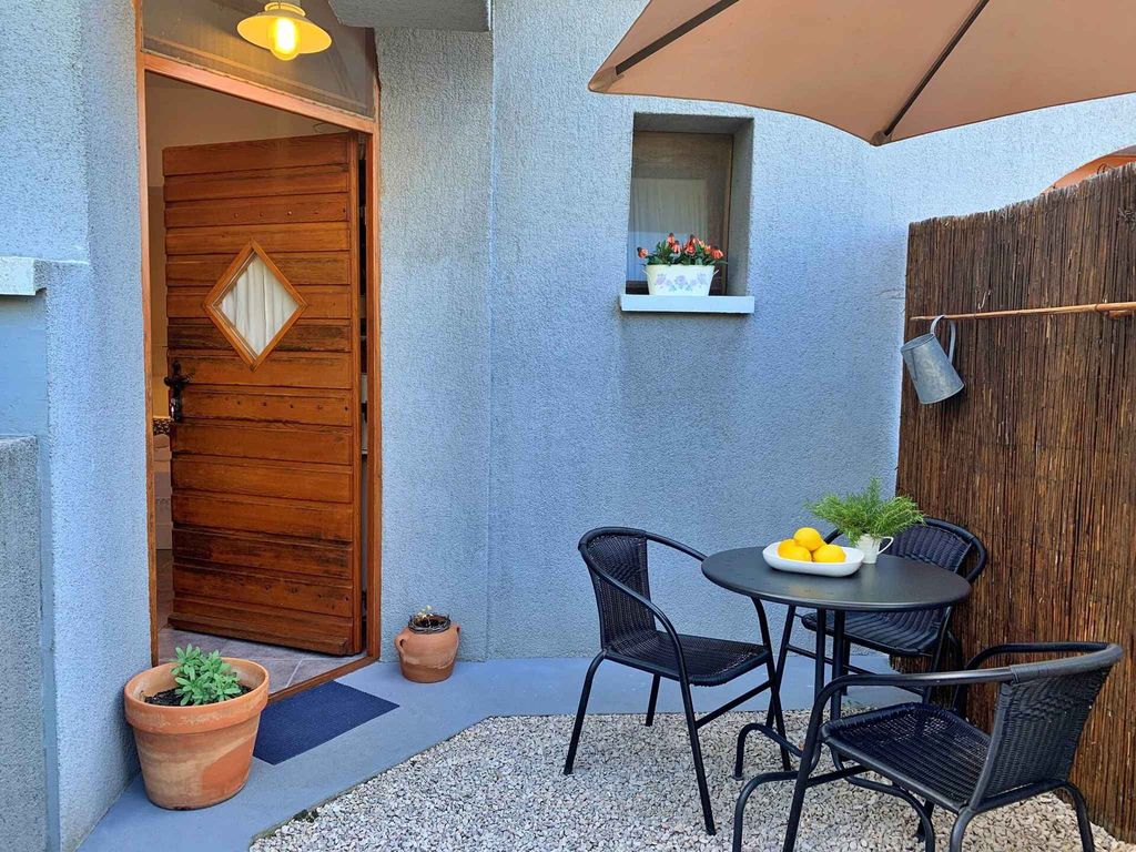 Studio mit Klimaanlage und Terrasse