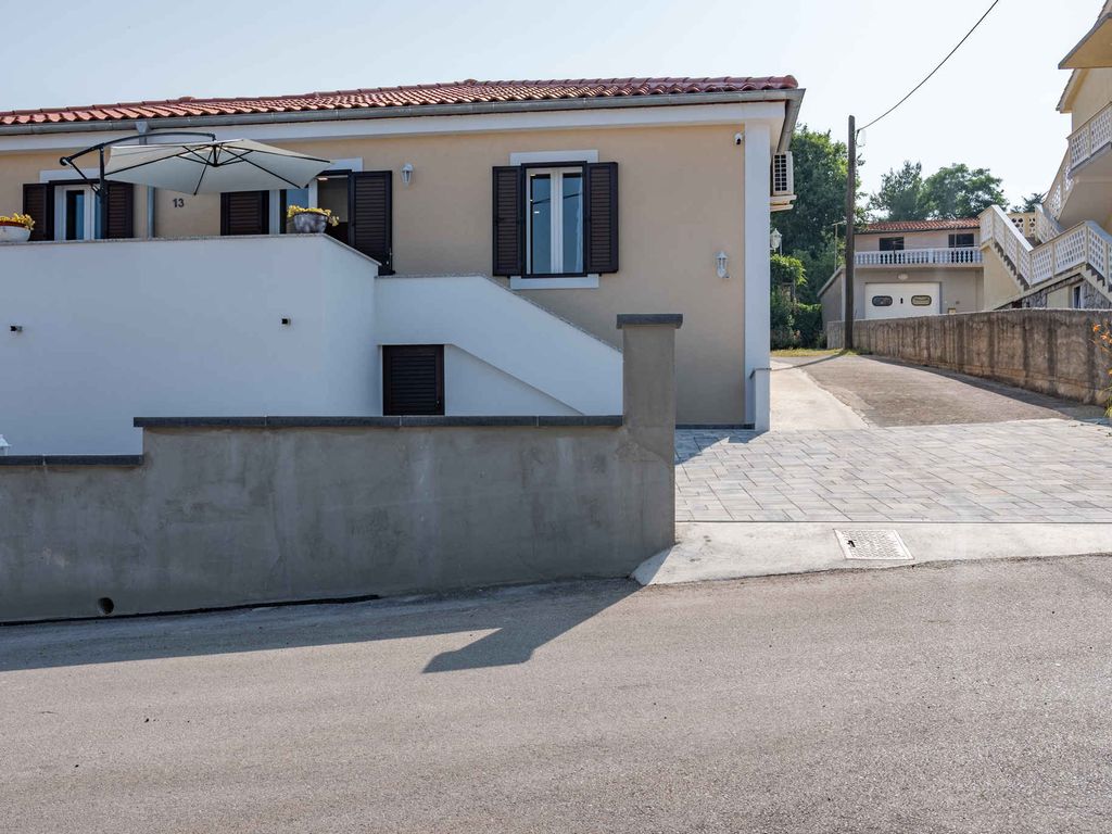 Ferienwohnung sa terasom u blizini mora
