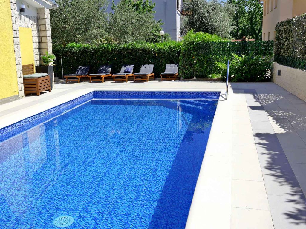Ferienhaus mit Swimmingpool und Grill