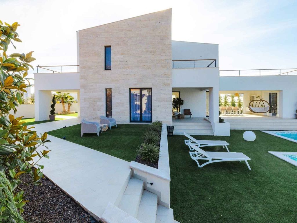 Villa mit Wellness und Weingut