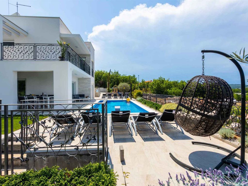 Ferienhaus mit Pool für 8 Personen