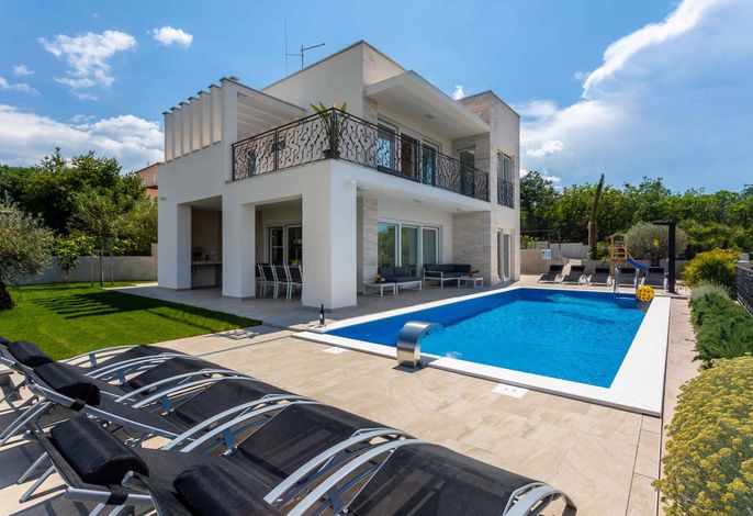 Ferienhaus mit Pool für 8 Personen