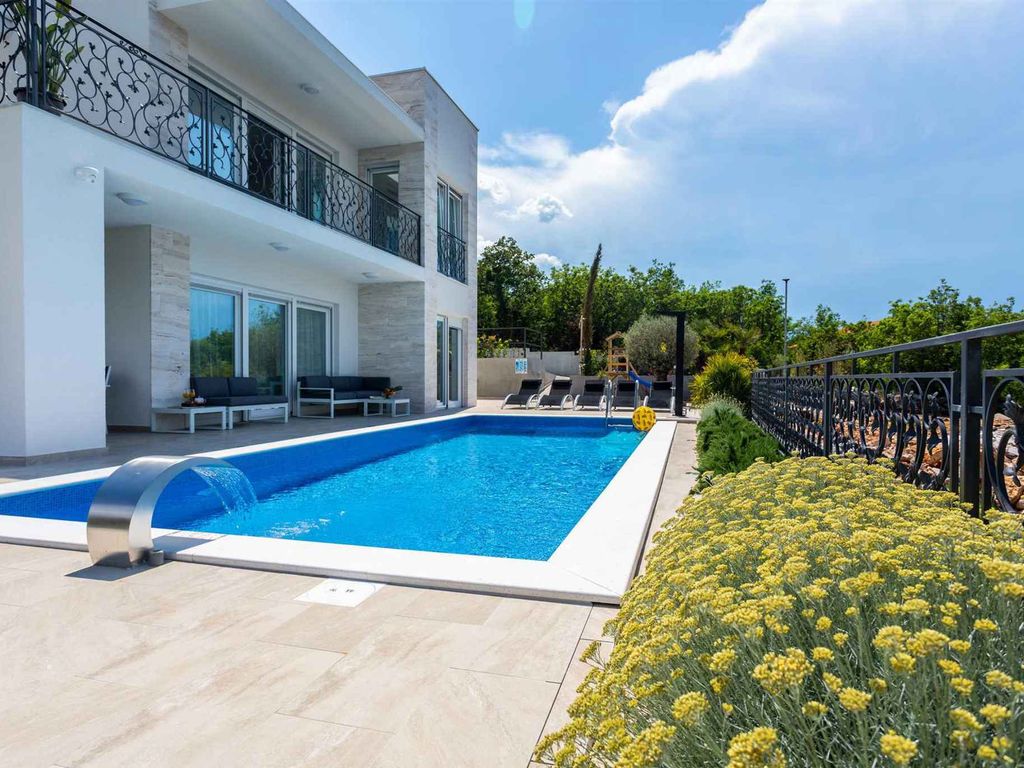 Ferienhaus mit Pool für 8 Personen