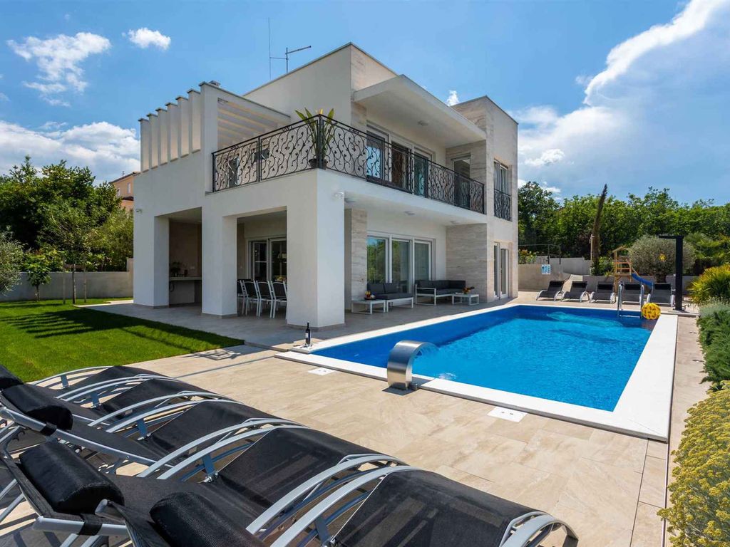 Ferienhaus mit Pool für 8 Personen