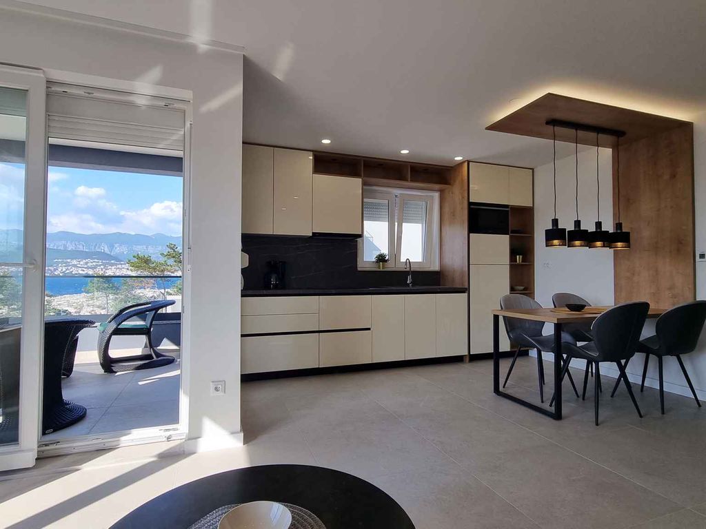 Ferienwohnung mit Swimmingpool und Meerblick