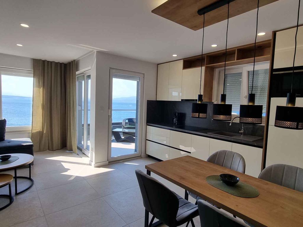 Ferienwohnung mit Swimmingpool und Meerblick