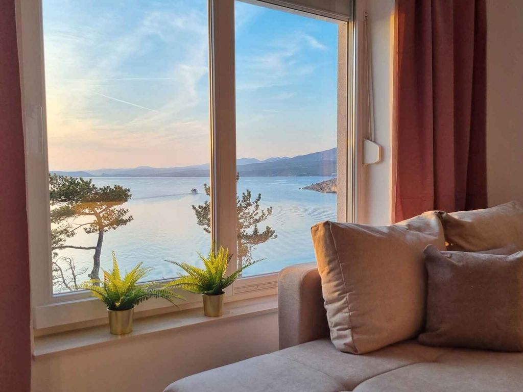Ferienwohnung mit Swimmingpool und Meerblick