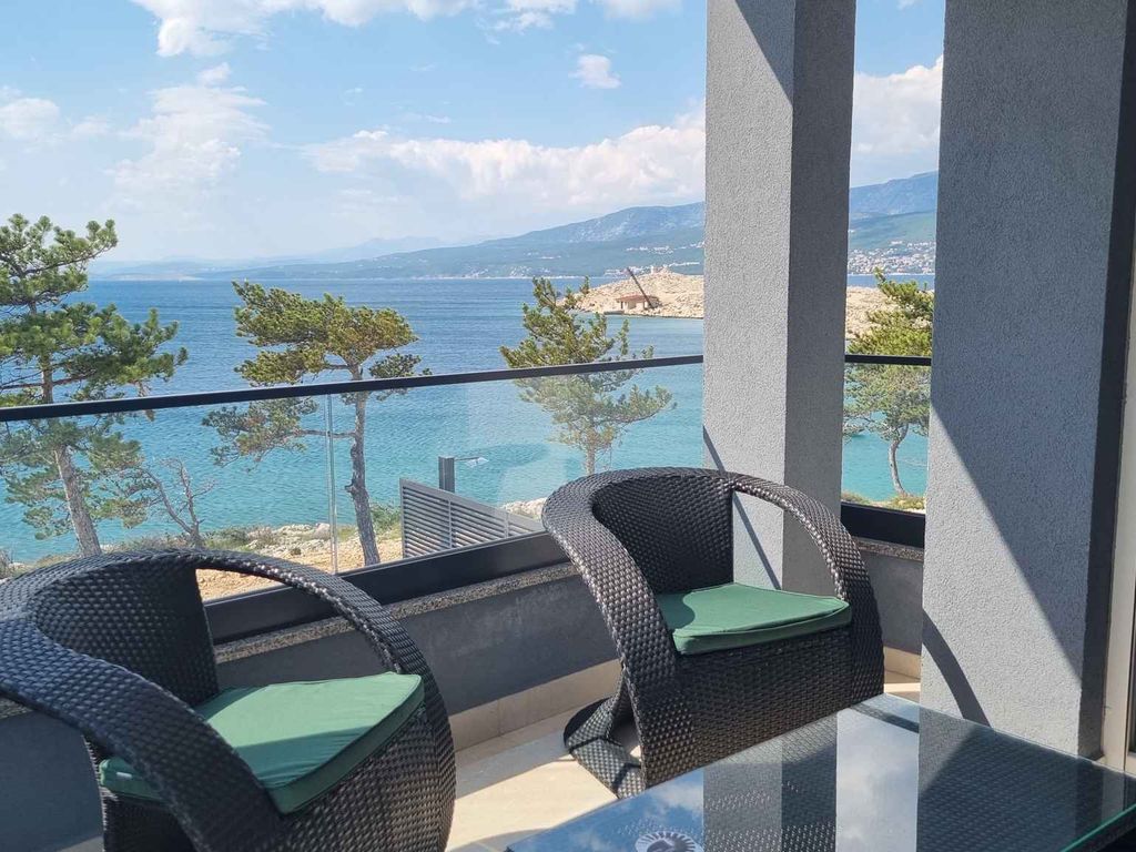 Ferienwohnung mit Swimmingpool und Meerblick