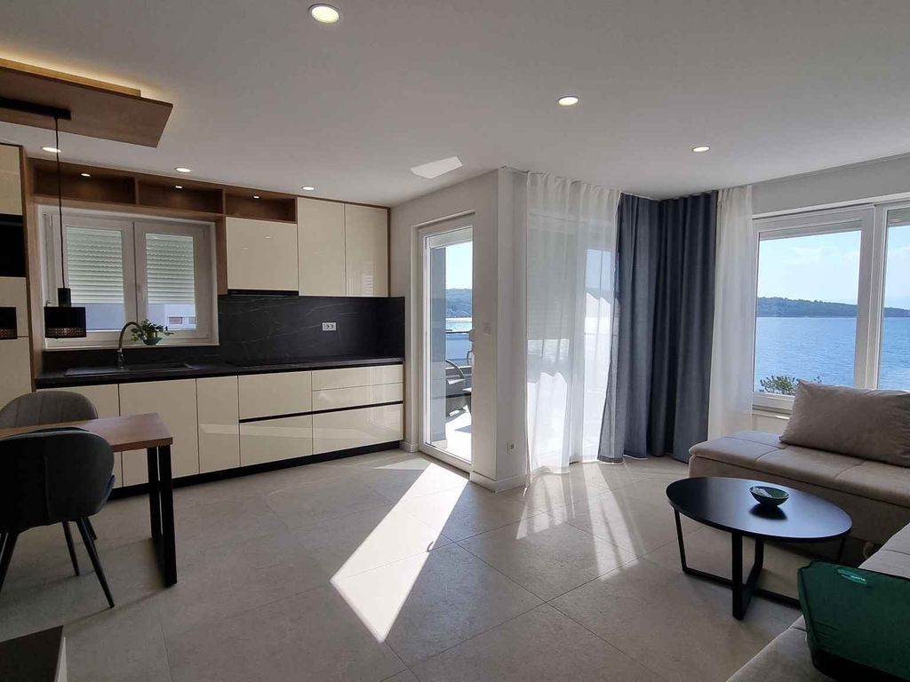 Ferienwohnung mit Swimmingpool und Meerblick