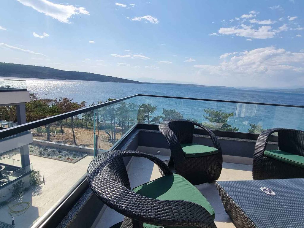 Ferienwohnung mit Swimmingpool und Meerblick