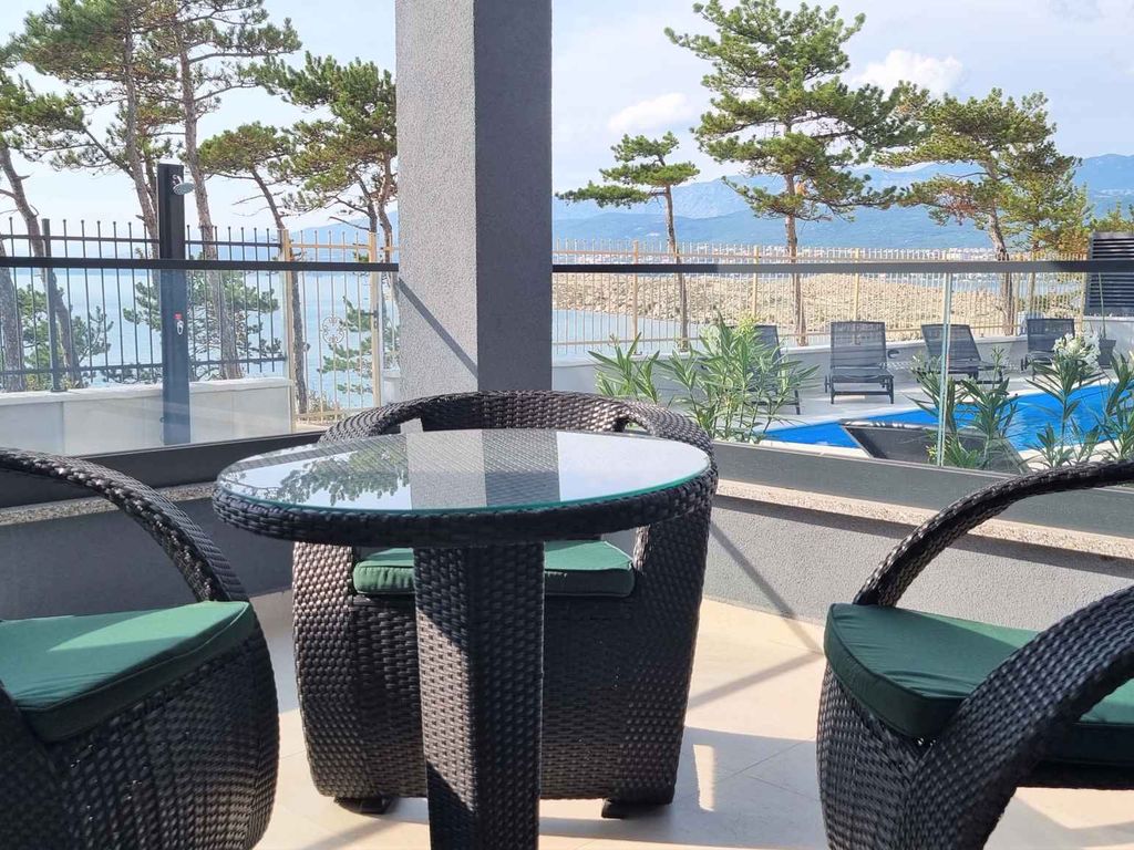 Ferienwohnung mit Swimmingpool und Meerblick