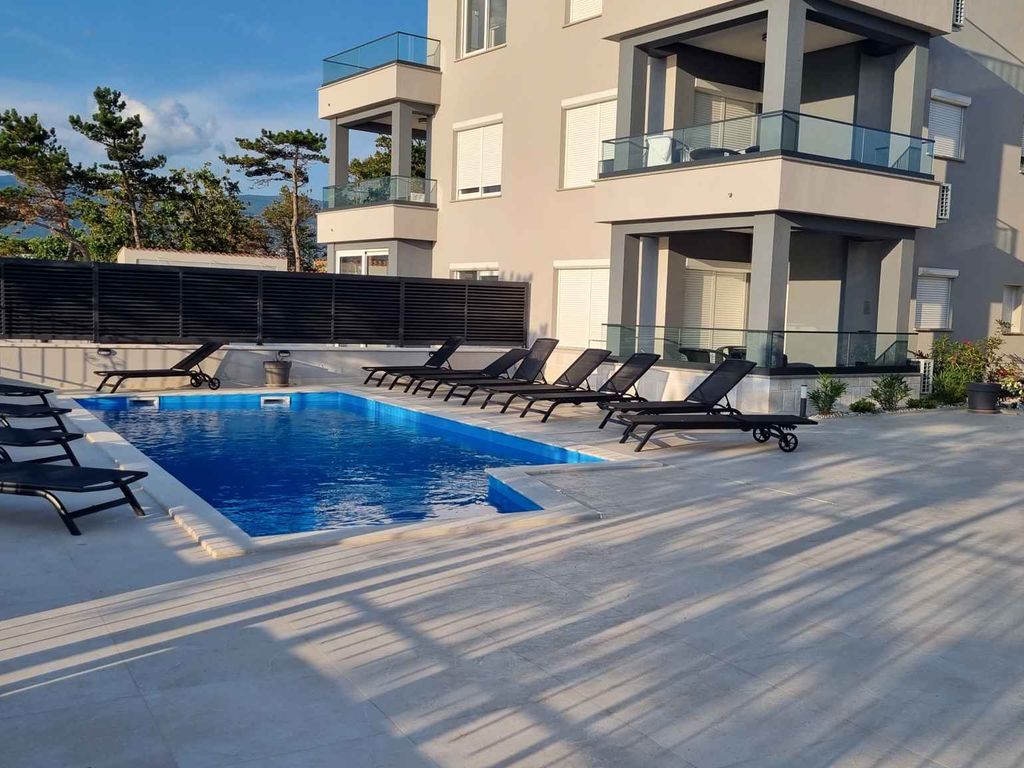 Ferienwohnung mit Swimmingpool und Meerblick