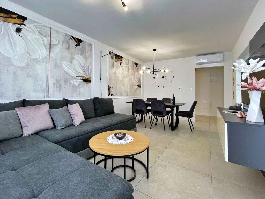 Ferienwohnung mit Swimmingpool und Meerblick