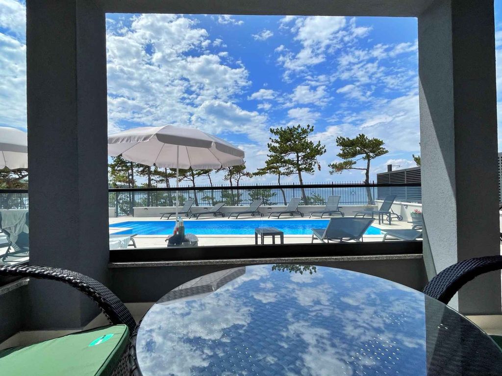 Ferienwohnung mit Swimmingpool und Meerblick