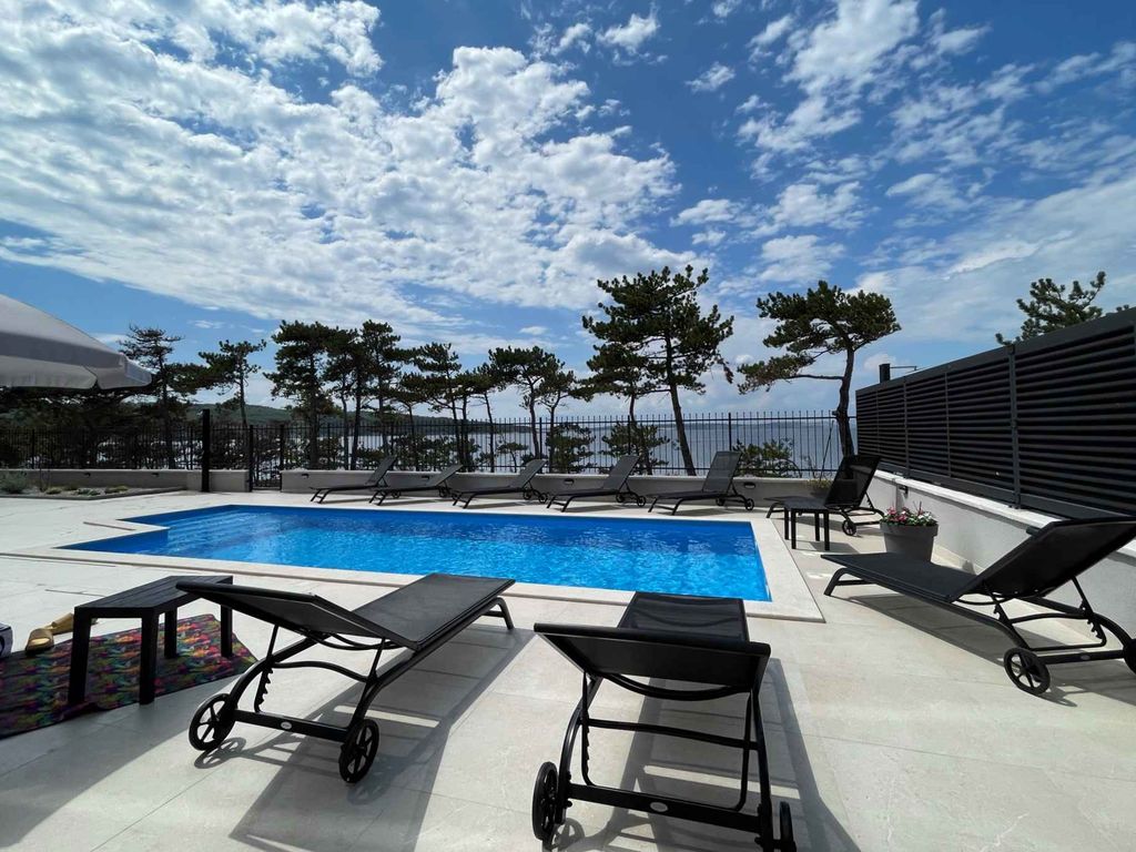 Ferienwohnung mit Swimmingpool und Meerblick