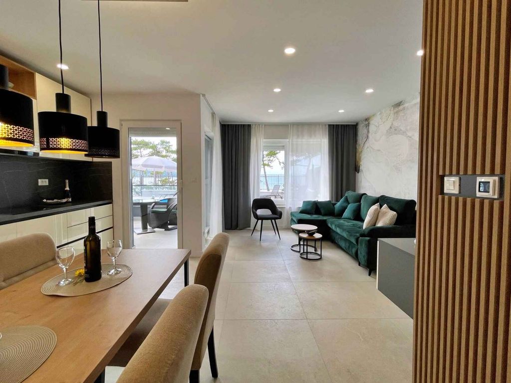 Ferienwohnung mit Swimmingpool und Meerblick