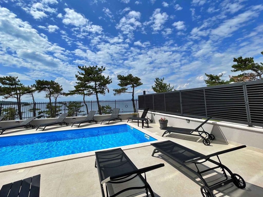 Ferienwohnung mit Swimmingpool und Meerblick