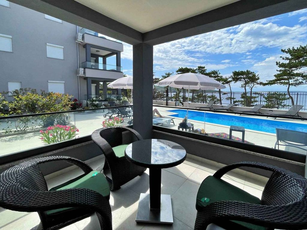 Ferienwohnung mit Swimmingpool und Meerblick