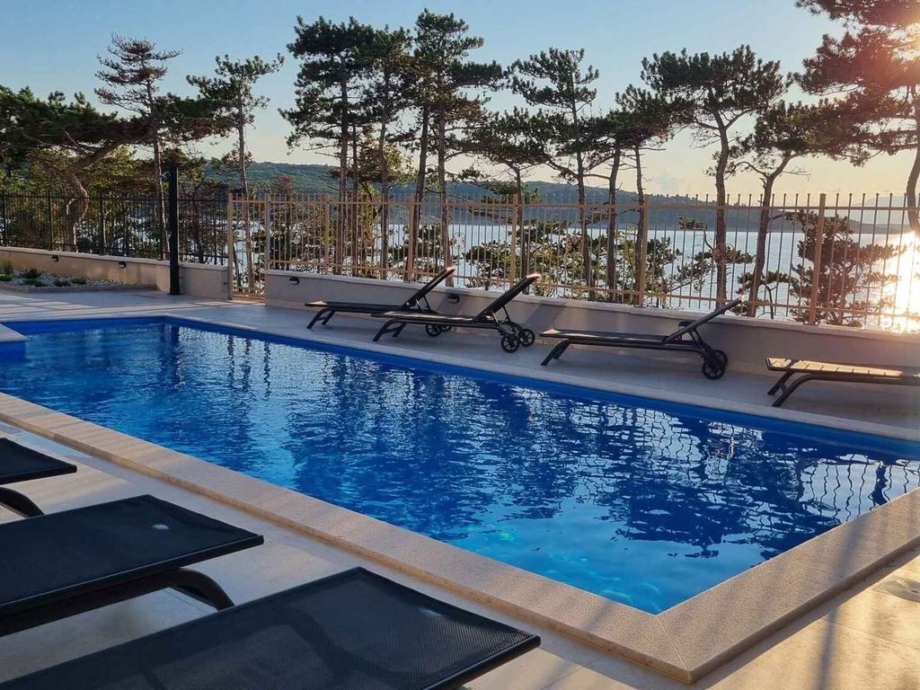 Studio mit Swimmingpool und Meerblick