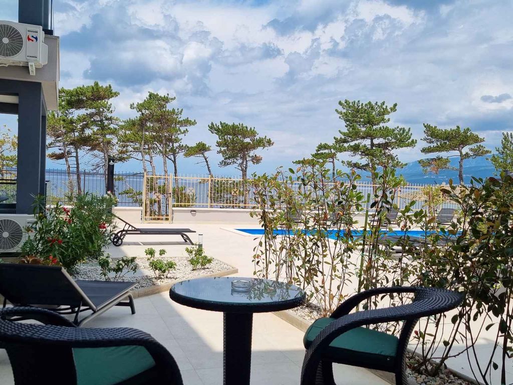 Studio mit Swimmingpool und Meerblick