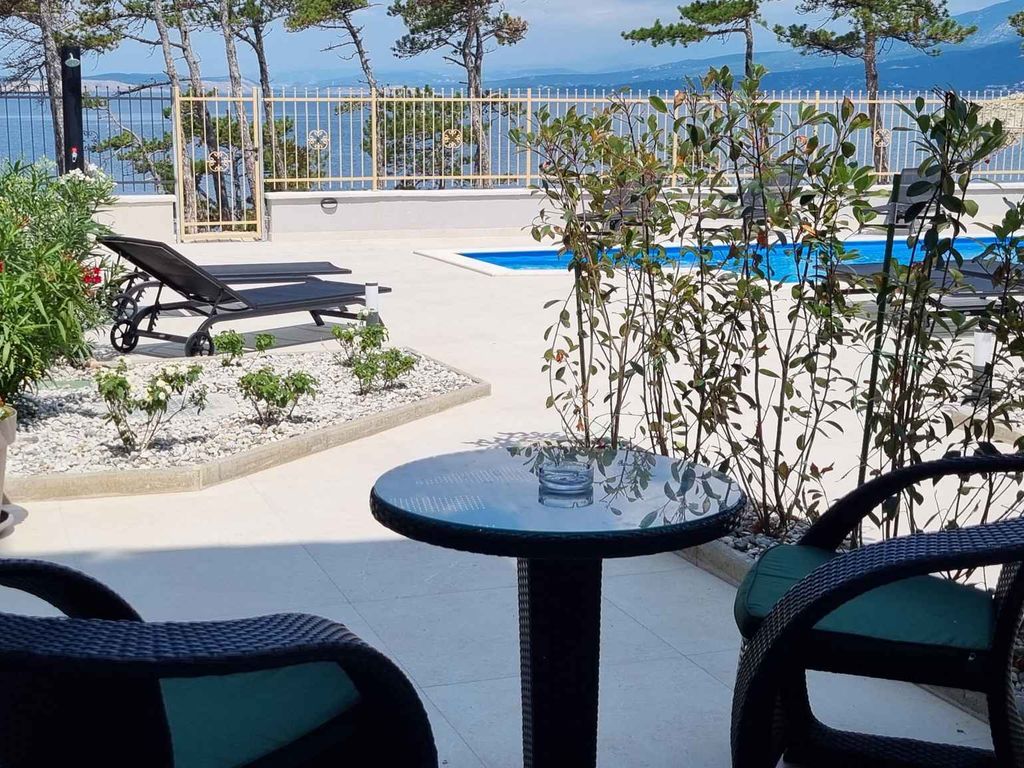 Studio mit Swimmingpool und Meerblick