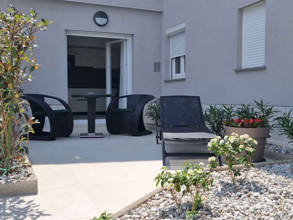 Studio mit Swimmingpool und Meerblick