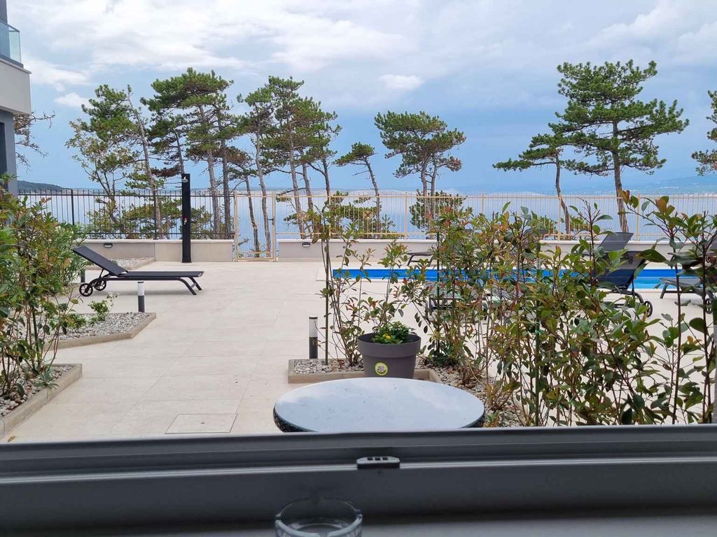Studio mit Swimmingpool und Meerblick