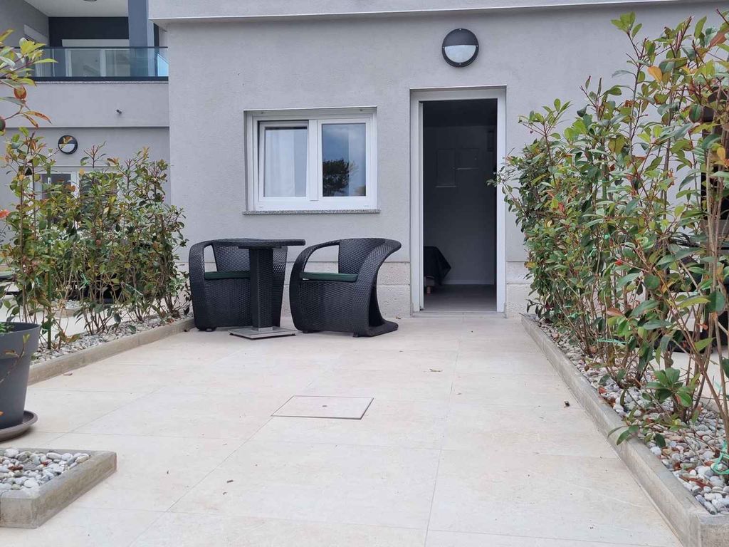 Studio mit Swimmingpool und Meerblick