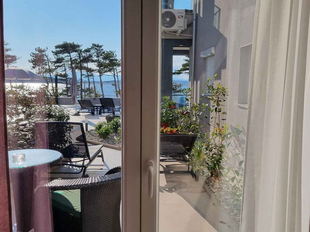 Ferienwohnung mit Swimmingpool und Meerblick