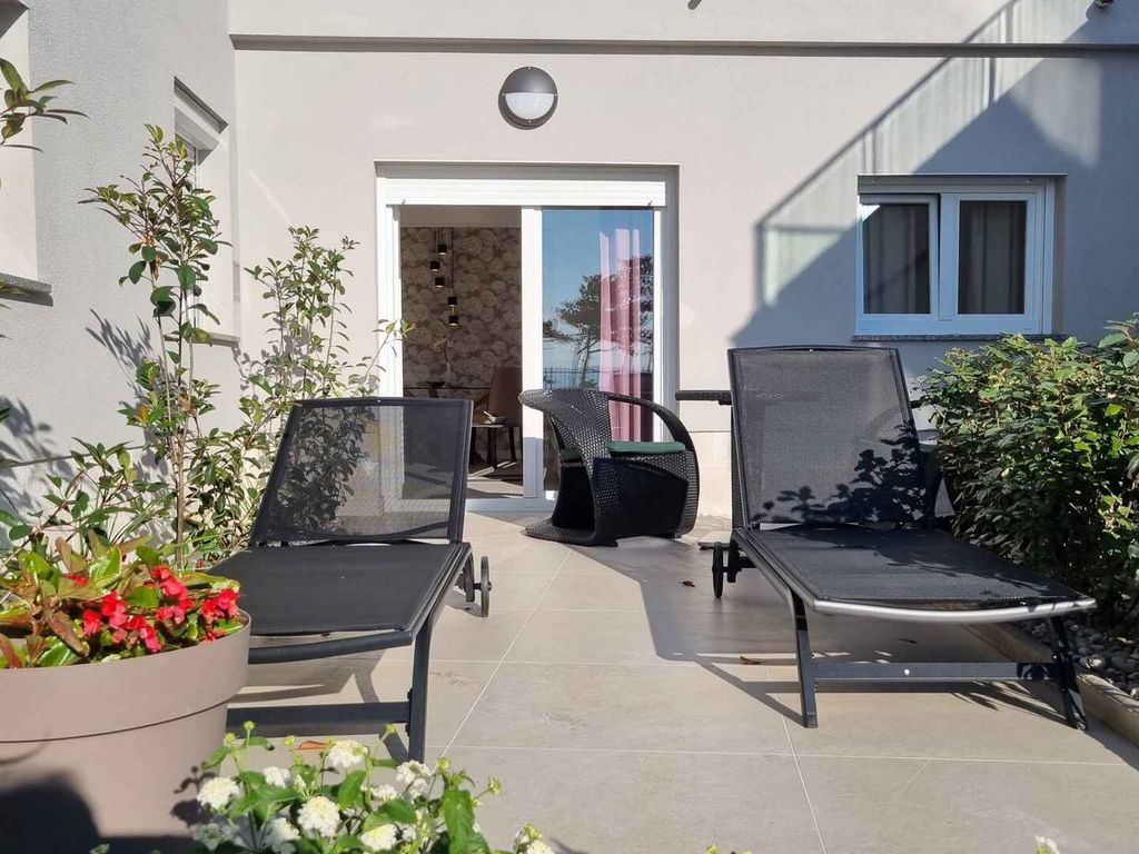 Ferienwohnung mit Swimmingpool und Meerblick