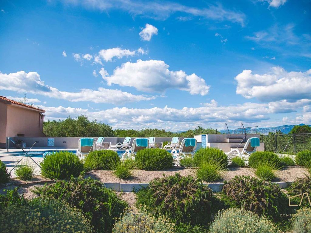 Villa mit Klimaanlage und Außenpool
