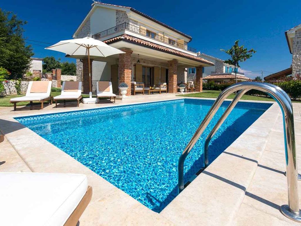 Villa mit rustikalem Hauch und Pool auf Krk