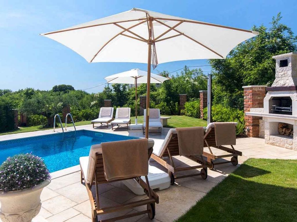 Villa mit rustikalem Hauch und Pool auf Krk