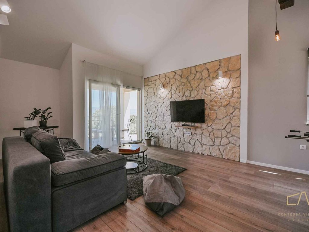 FerienHaus mit Außenpool und Grill im Freien auf Krk