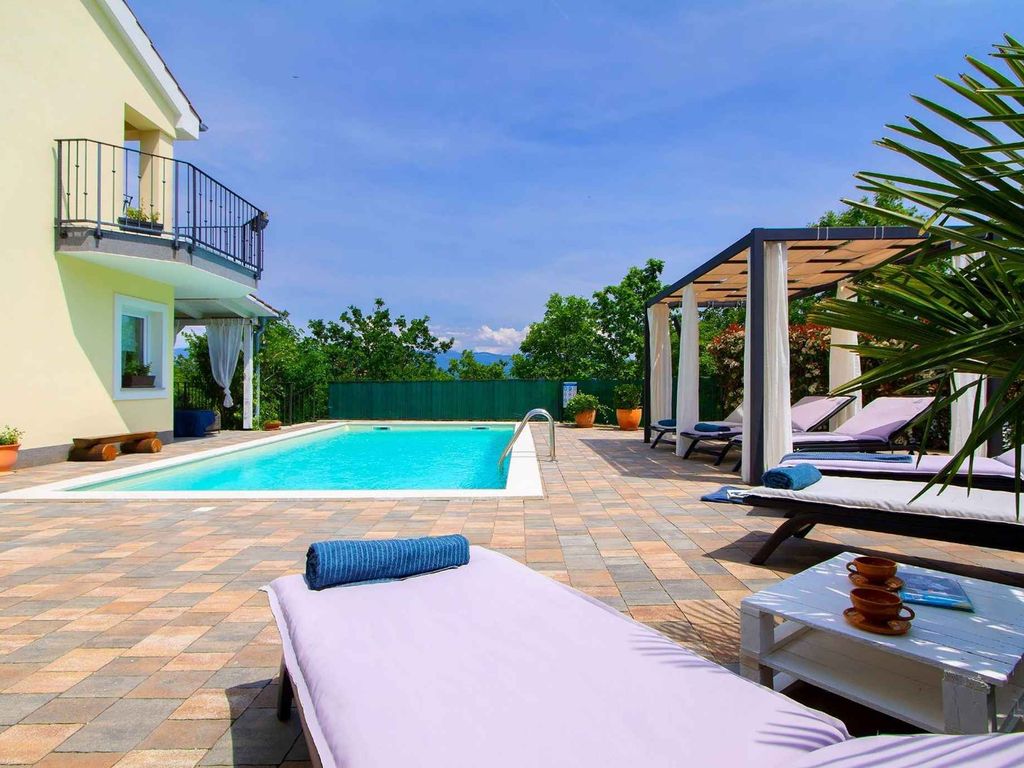 FerienHaus mit Außenpool und Grill im Freien auf Krk