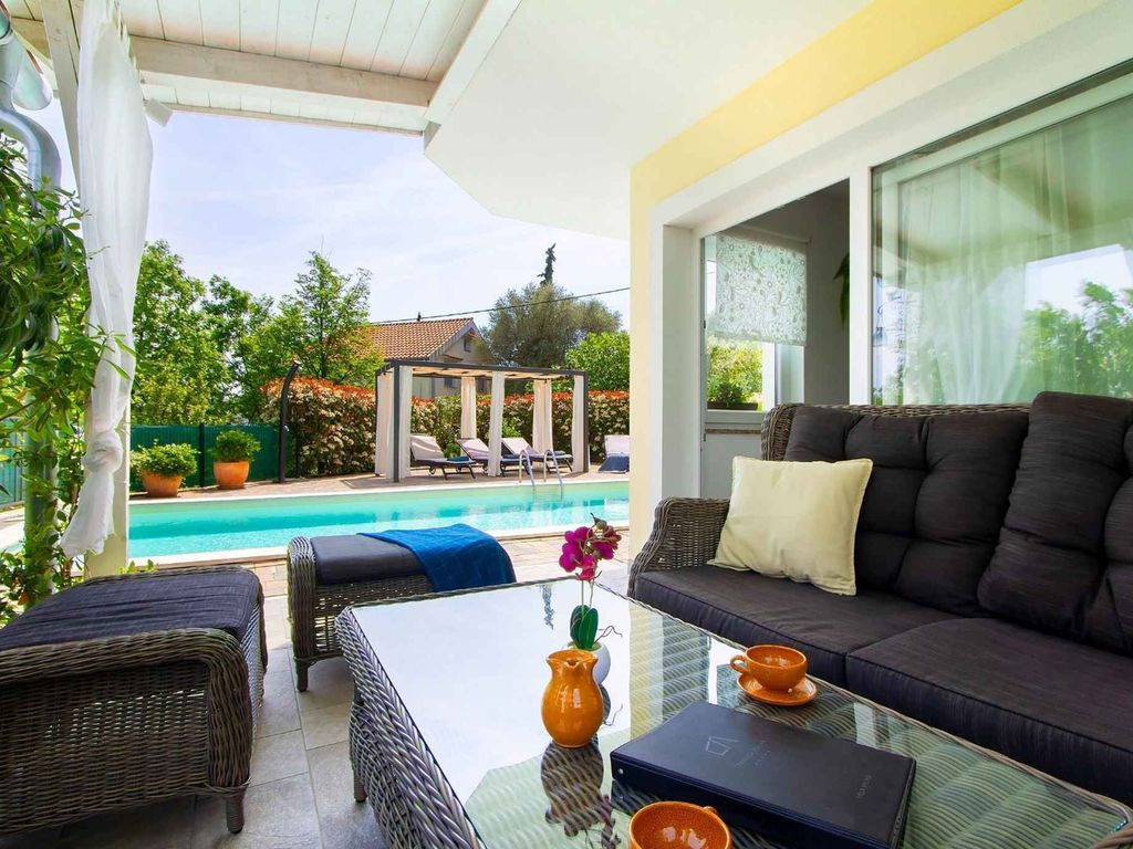 FerienHaus mit Außenpool und Grill im Freien auf Krk