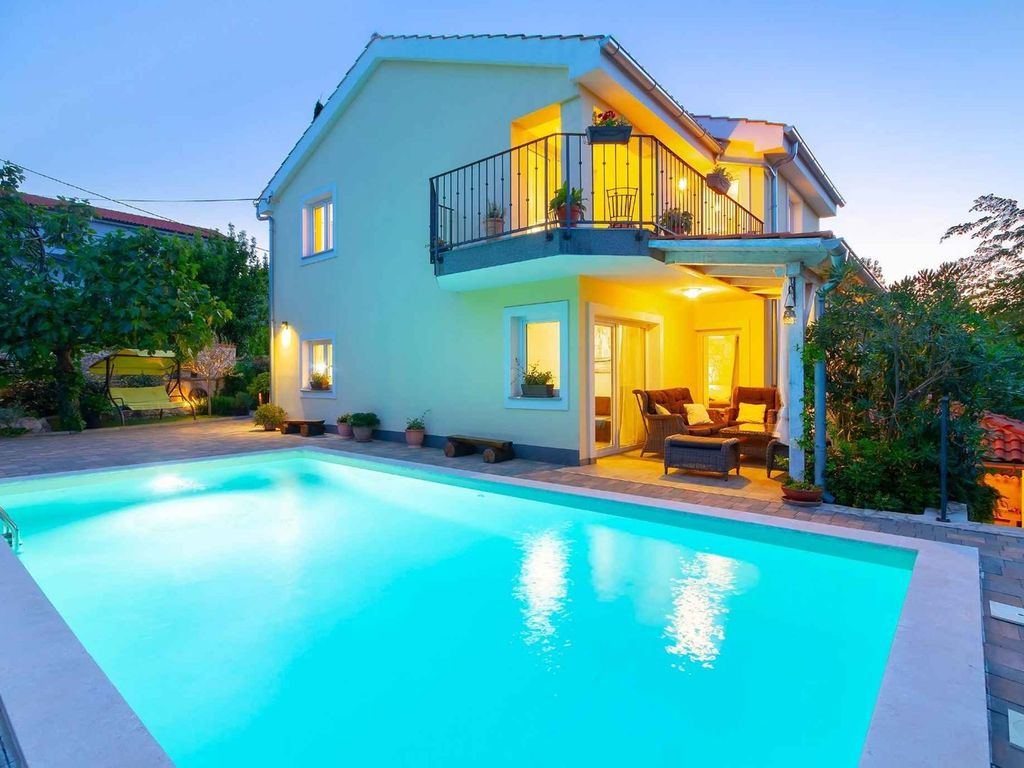 FerienHaus mit Außenpool und Grill im Freien auf Krk