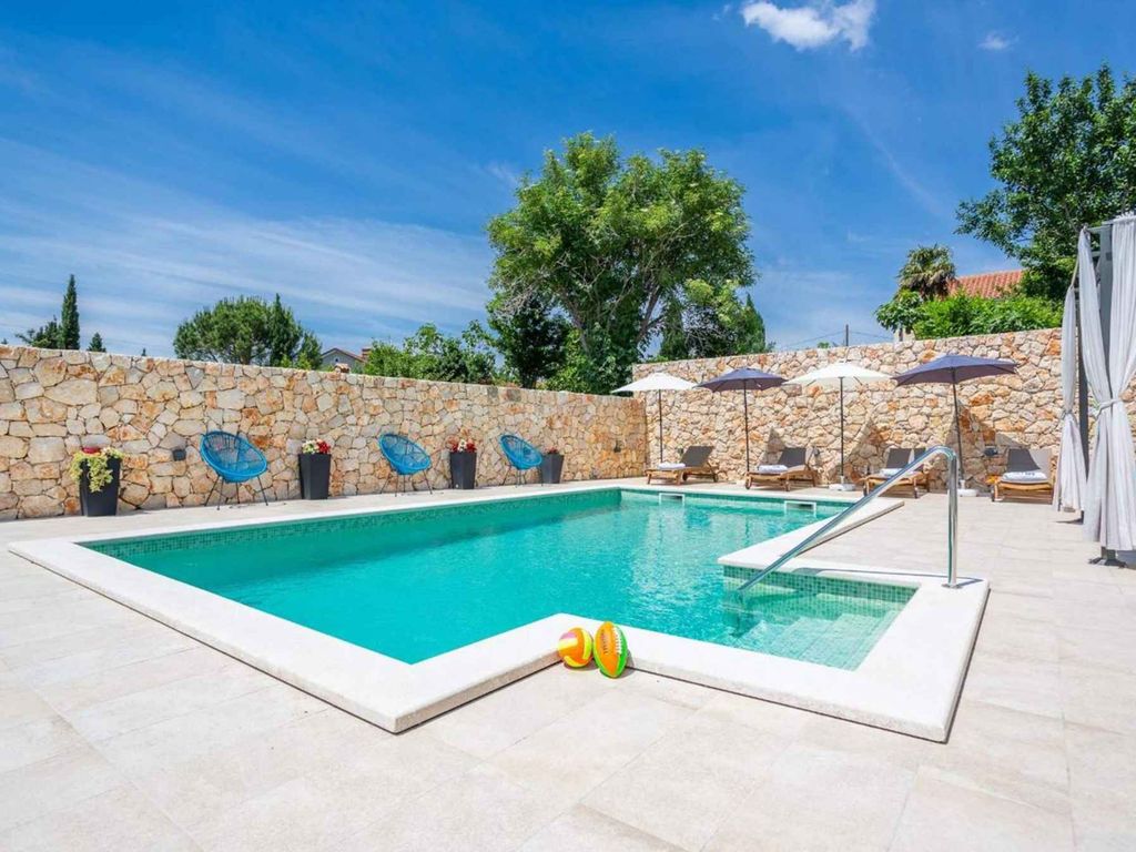 Villa mit Swimmingpool und Freizeitangeboten
