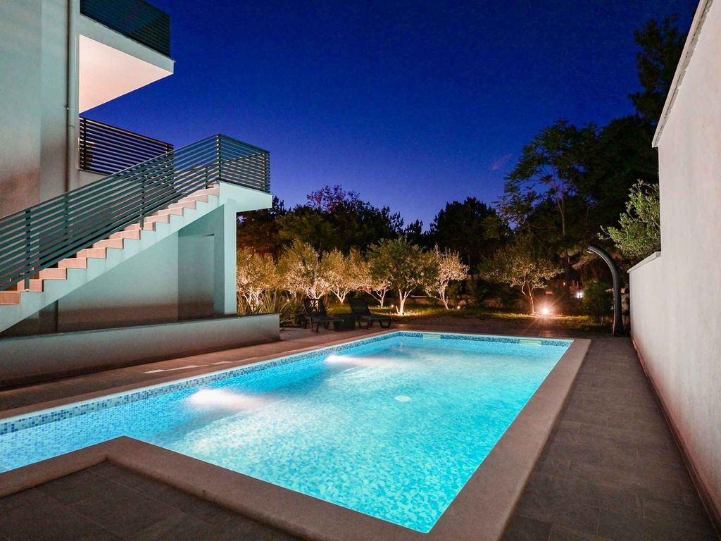 Ferienwohnung mit Swimmingpool und Grill zur gemeinsamen Nutzung