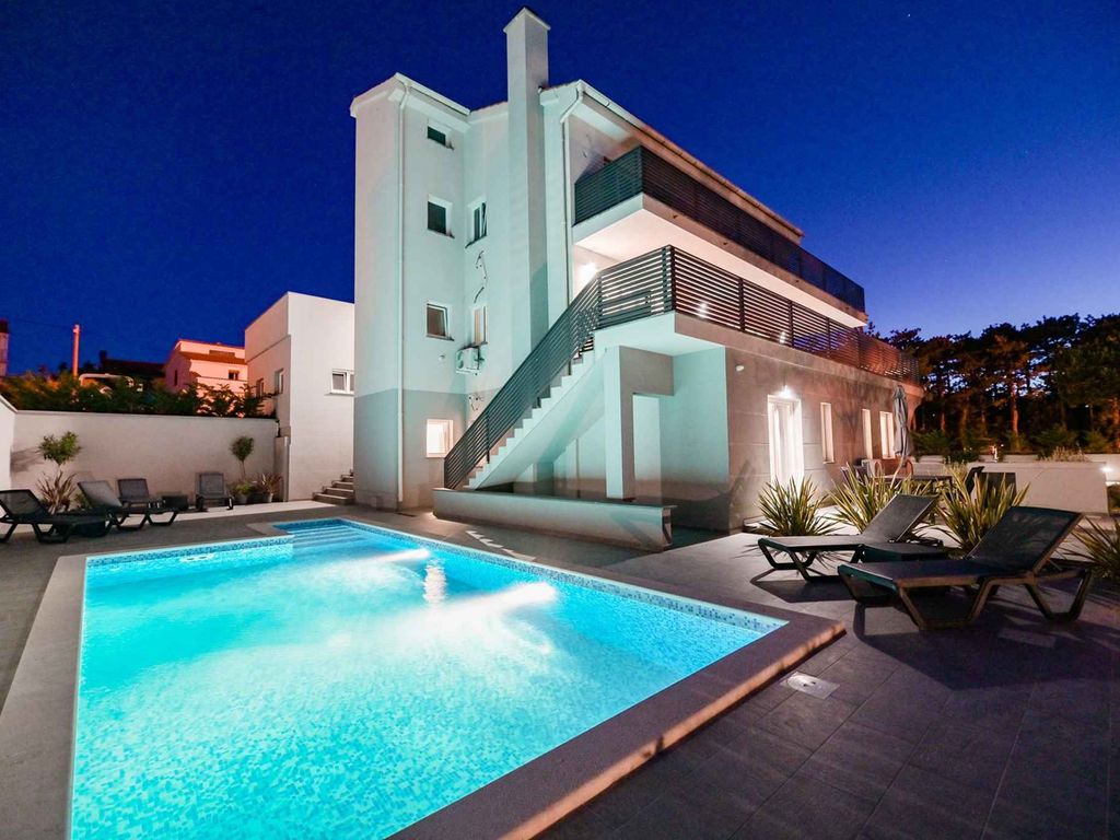 Ferienwohnung mit Swimmingpool und Grill zur gemeinsamen Nutzung