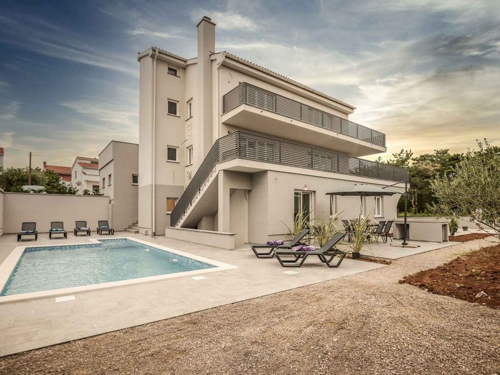 Ferienwohnung mit Swimmingpool und Grill zur gemeinsamen Nutzung