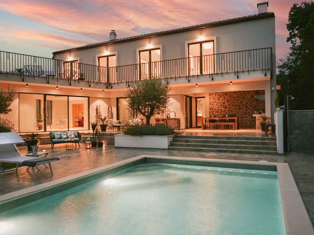 Villa mit Klimaanlage und Außenpool