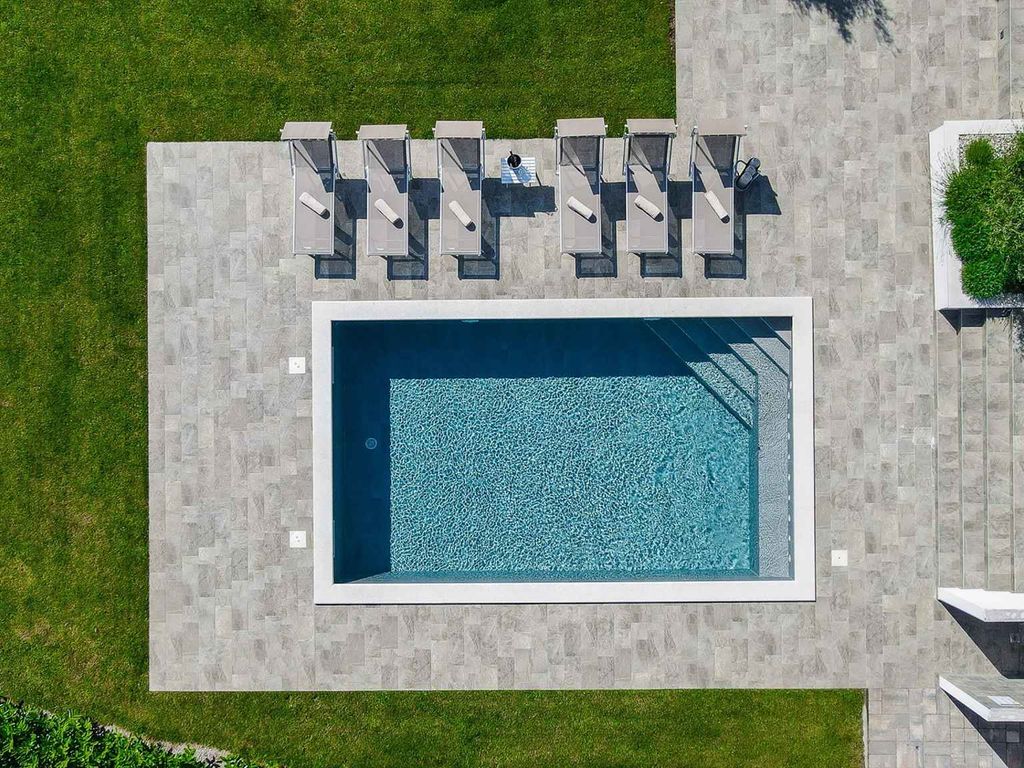 Villa mit Klimaanlage und Außenpool