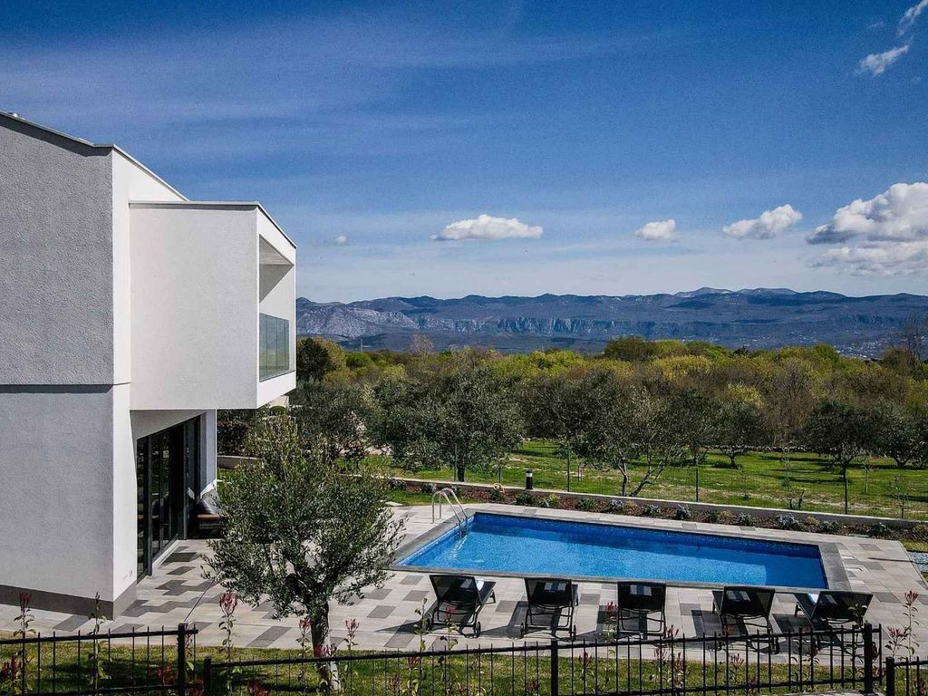 Villa mit Klimaanlage und Außenpool