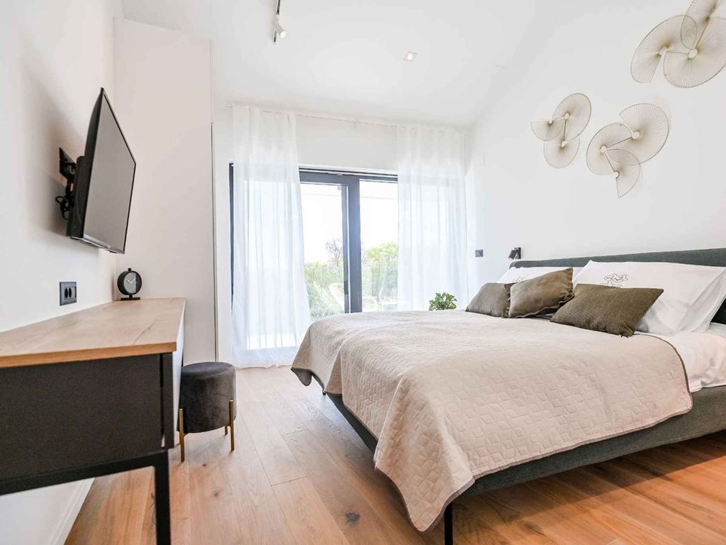 Villa mit Klimaanlage und Außenpool