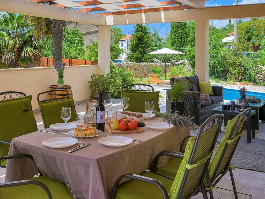 Villa mit Swimmingpool, Grill und großem Garten
