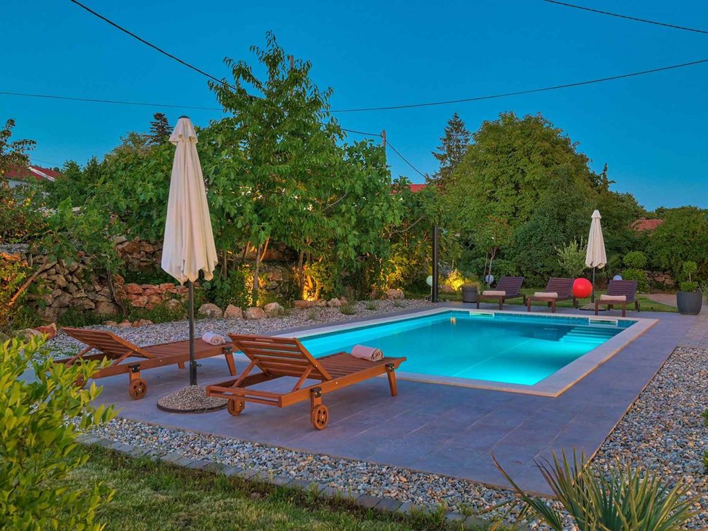 Villa mit Swimmingpool, Grill und großem Garten