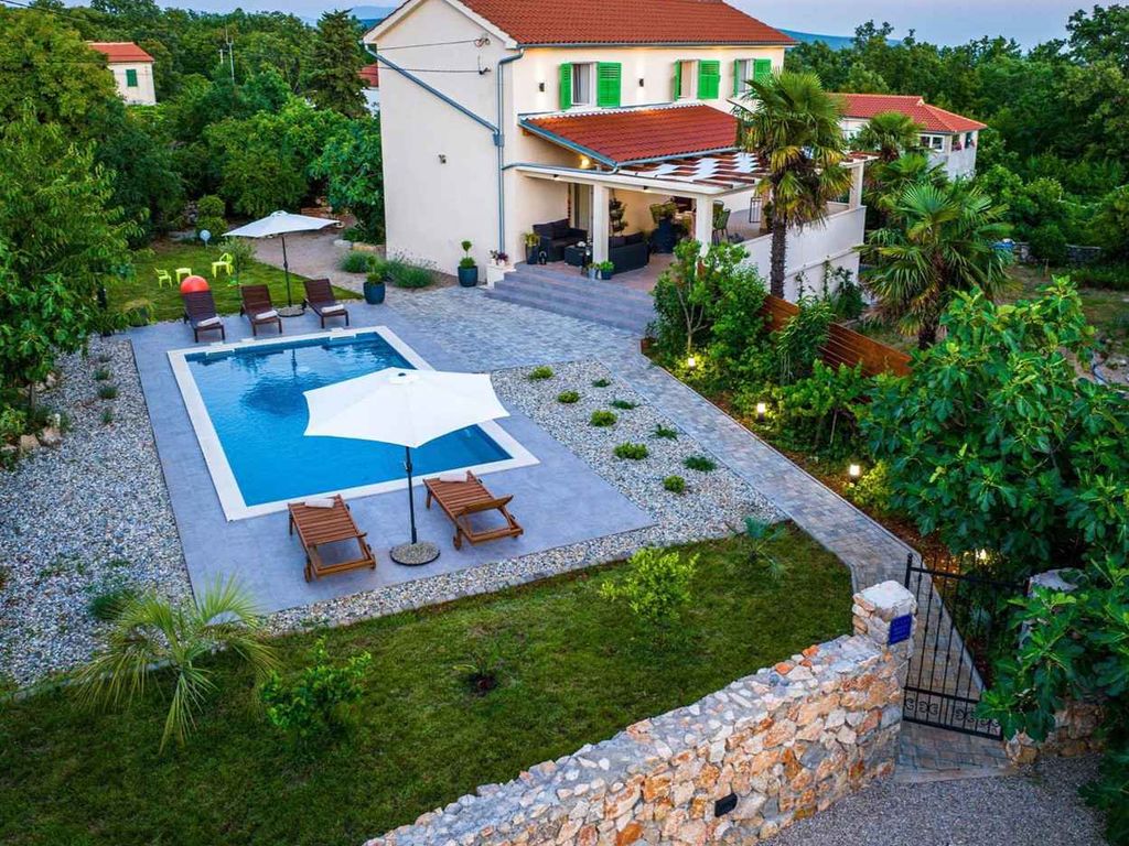 Villa mit Swimmingpool, Grill und großem Garten